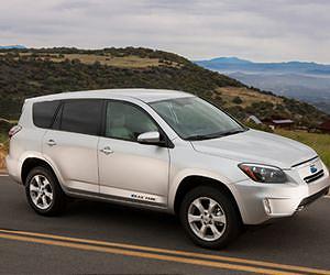 Wireless system charges electric vehicles