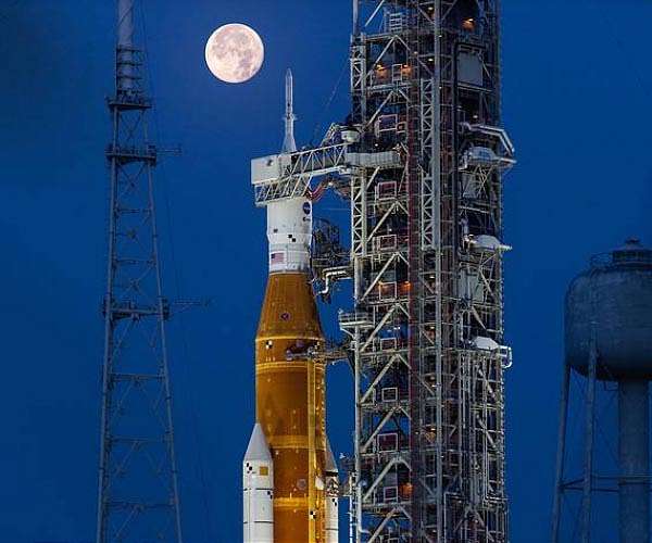 NASA rolls Moon rocket out to Kennedy Space Center launch pad