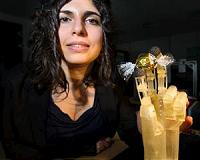 Artificial hand able to respond sensitively using smart metal wires