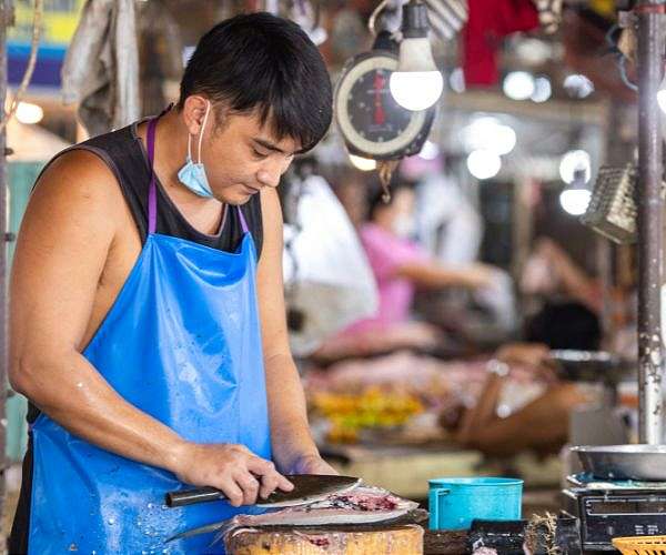 Japan PM eats 'safe and delicious' Fukushima fish