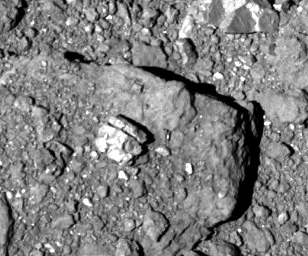 Unveiling the space-weathered features of asteroid Ryugu