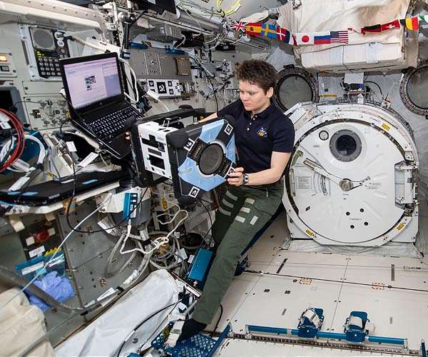 How to reach a tumbling target in space