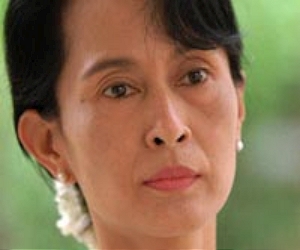 Suu Kyi seeks ethnic, Chinese vote in north Myanmar