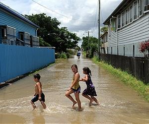 First burials as Australian flood crisis deepens