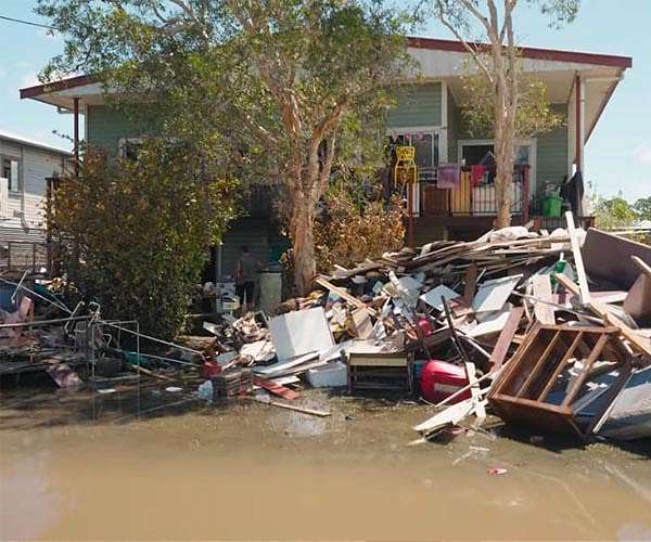 Thousands more flee as Sydney floods track north