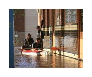 Thousands flee Australian flood-hit town