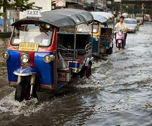 Thai floods death toll tops 800