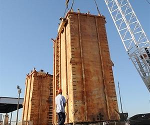 Engineers mull options after ice blocks bid to cap oil leak