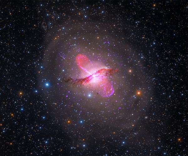 Peering into a galaxy's dusty core to study an active supermassive black hole