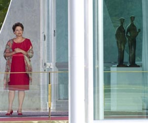 Rousseff battles to calm unrest among teachers, oil workers