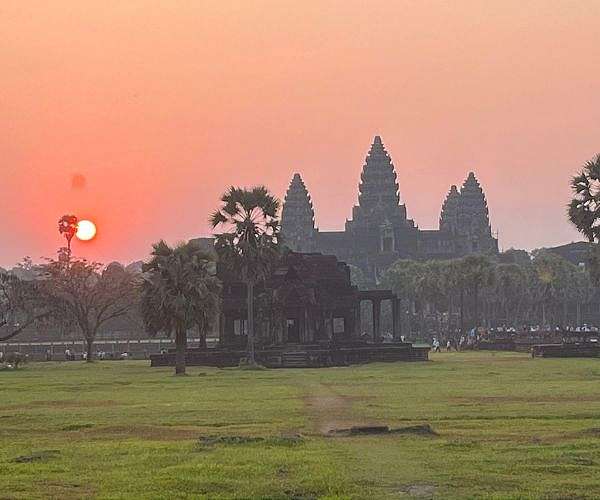 Cambodia's next leader, Chinese FM pledge to boost ties