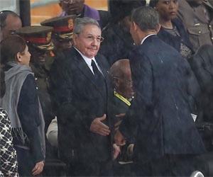 White House dismisses critics over Obama-Castro handshake