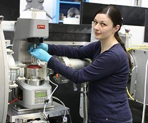 Crystal-clear method for distinguishing between glass and fluids