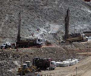 Miners' morale leaps as Chile rescue drill inches closer