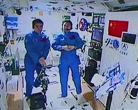 Chinese astronauts accept 1st earth-space interview