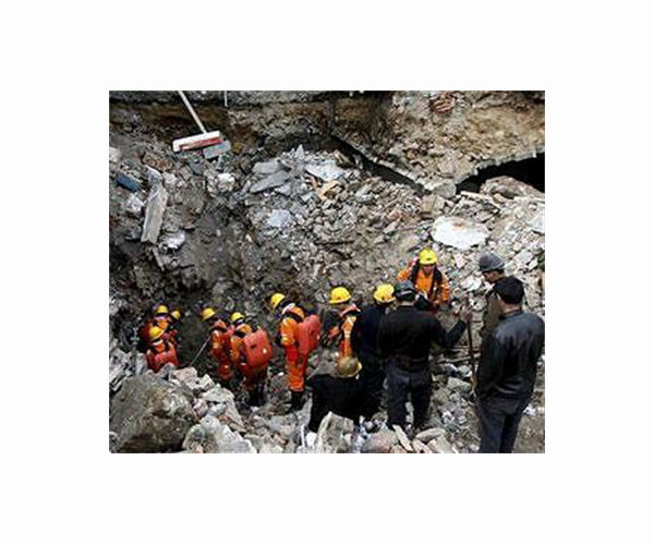 Rescuers work to free 21 trapped in flooded China mine