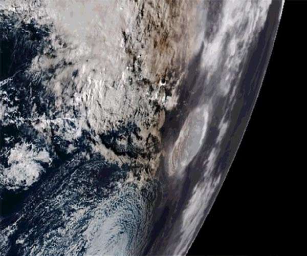 Tonga volcano eruption trigged atmospheric gravity waves that reached the edge of space