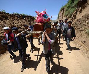 China quake survivors bury their dead