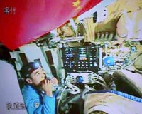 China hails spacewalk 'heroes' and sets eyes on moon