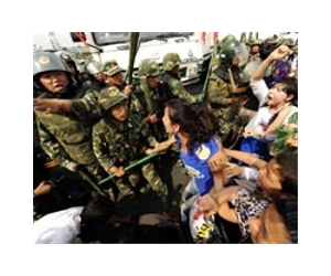 Chinese villagers clash with police, injuring 27: reports