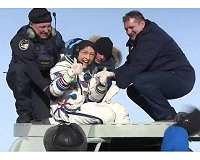 Record-breaking US astronaut returns to Earth