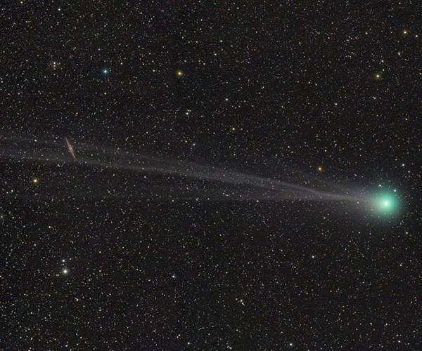 Why are comet heads green - but not their tails?