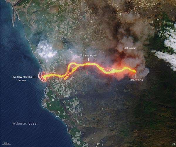 La Palma lava flows into the sea