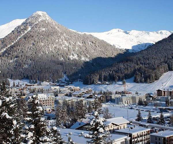 Ukraine's Zelensky, Chinese Premier Li share Davos spotlight