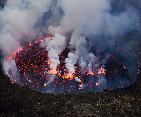 Volcano experts helicopter in to DR Congo crater