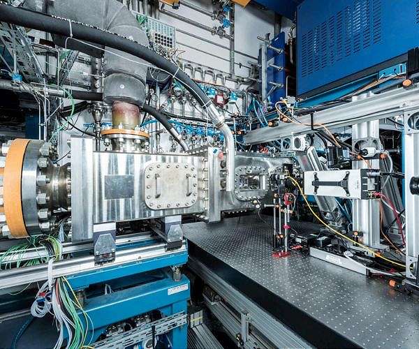 First hydrogen tests in transparent combustion chamber at DLR