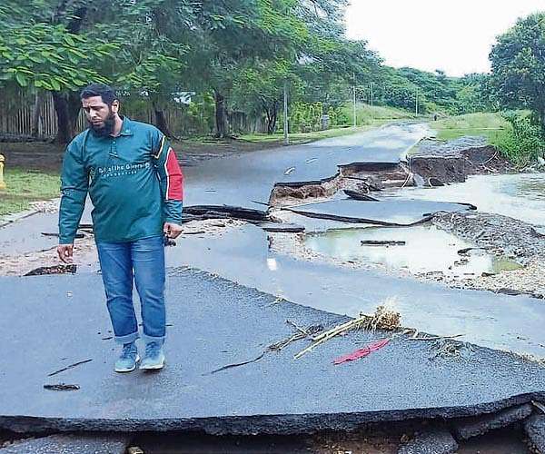 Damaged roads and bridges hamper aid for S. Africa flood victims