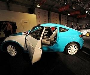 Billionaire unveils Russia's first hybrid car