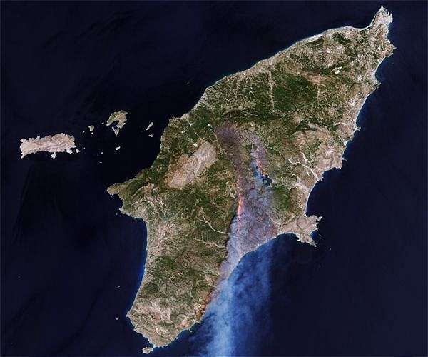 Rhodes wildfire forces thousands to flee