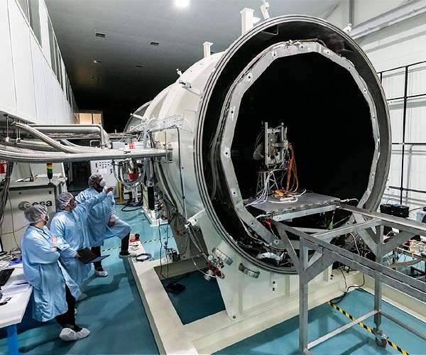 Hot and cold space radio testing
