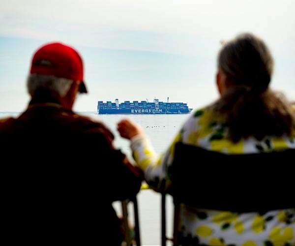 Ship stranded off US delights curious, worries environmentalists