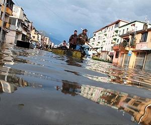 Russia mourns flood dead as questions mount