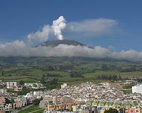1000 people evacuated after Colombia volcano erupts