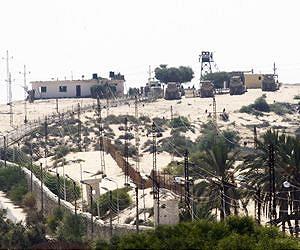 Egypt tanks cross fence leading to Gaza