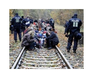 Protests as French nuclear convoy heads for Germany