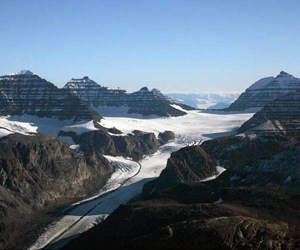 Giant metallic 'steed' traverses Iceland's threatened glacier