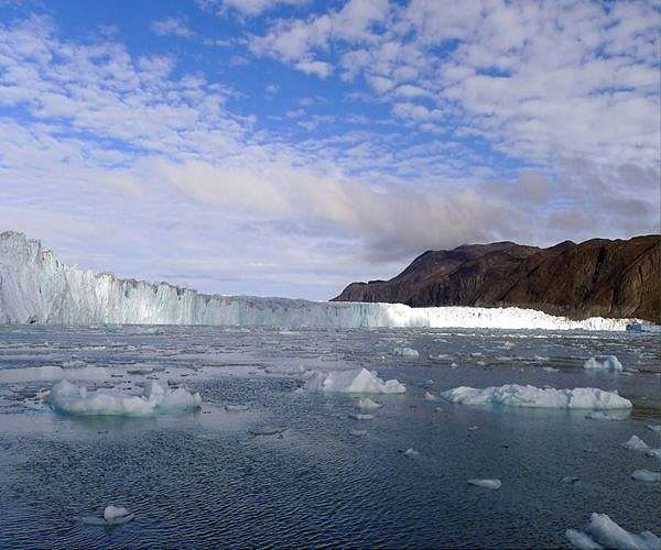 Bursting air bubbles may play a key role in how glacier ice melts