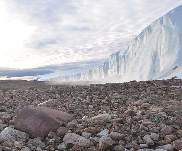 Greenland seeks to capitalise on 'last-chance tourism'