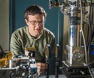 Plasmonic crystal alters to match light-frequency source