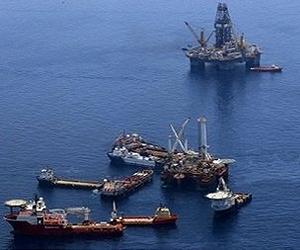 'Top kill' bid to plug oil leak fraught with uncertainty
