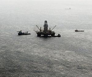 Gulf of Mexico storm threatens oil rigs