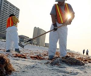 Florida closes down oil-stained Pensacola beaches
