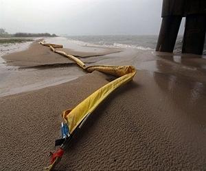 White House hits out at growing oil spill storm