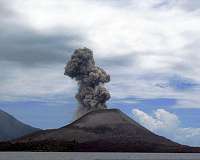 Indonesia hikes danger level for deadly tsunami volcano