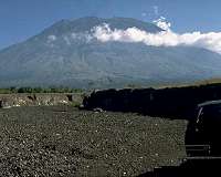 More than 120,000 flee rumbling Bali volcano