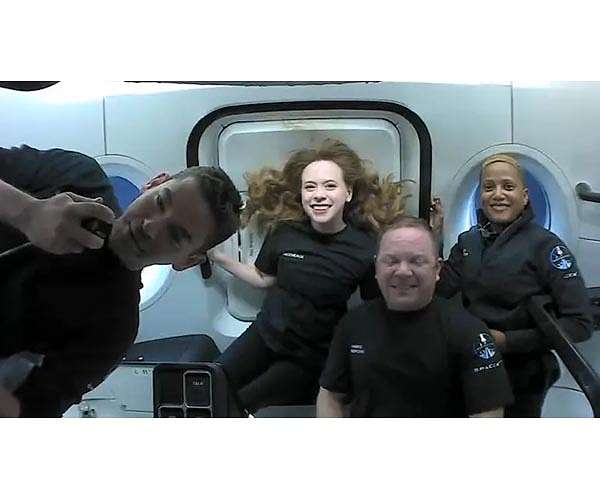 Inspiration4 crew circles the Earth on mission's first full day